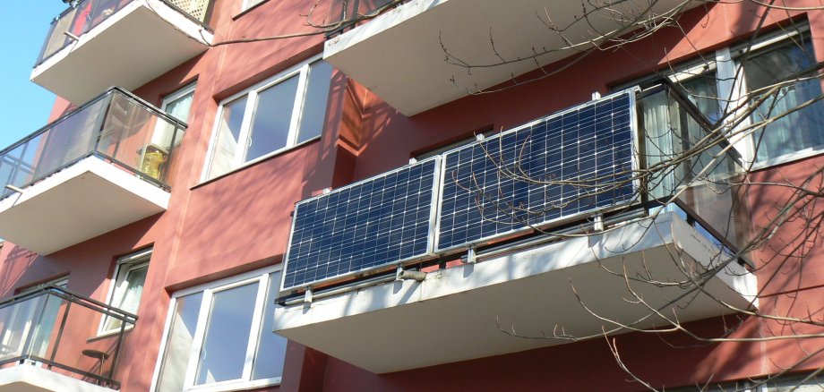 Haus mit Solaranlage am Balkon
