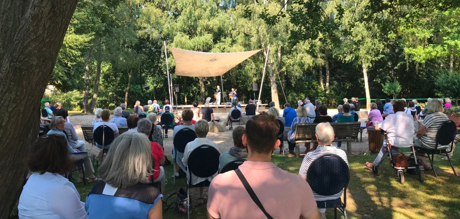 Zuschauende an der Waldbühne.