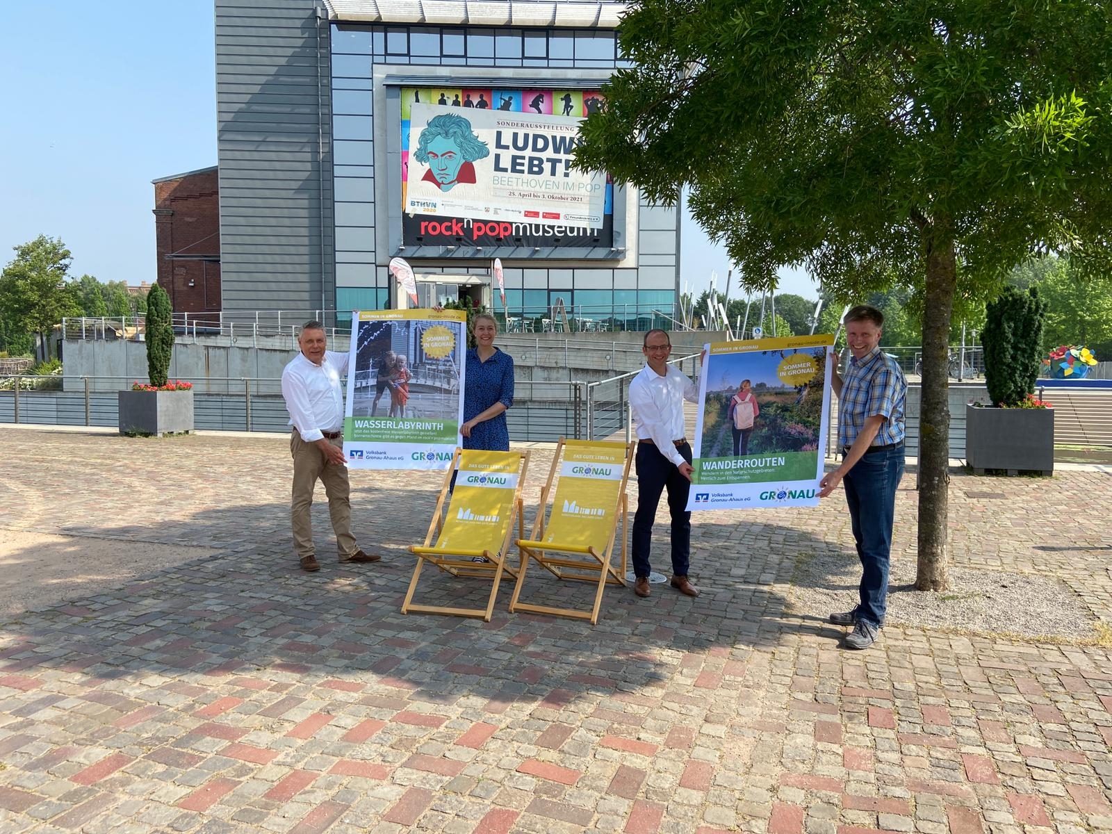 Thomas Albers (Geschäftsführer Kulturbüro Gronau GmbH und rock’n’popmuseum GmbH), Katharina Detert (Leitung Stadt- und Tourismusmarketing Gronau), Thomas Rotering (Teilmarktleiter Gronau der Volksbank Gronau Ahaus eG) und Rainer Doetkotte (Bürgermeister der Stadt Gronau) – v.l.n.r.
