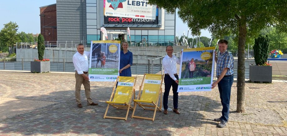 Thomas Albers (Geschäftsführer Kulturbüro Gronau GmbH und rock’n’popmuseum GmbH), Katharina Detert (Leitung Stadt- und Tourismusmarketing Gronau), Thomas Rotering (Teilmarktleiter Gronau der Volksbank Gronau Ahaus eG) und Rainer Doetkotte (Bürgermeister der Stadt Gronau) – v.l.n.r.