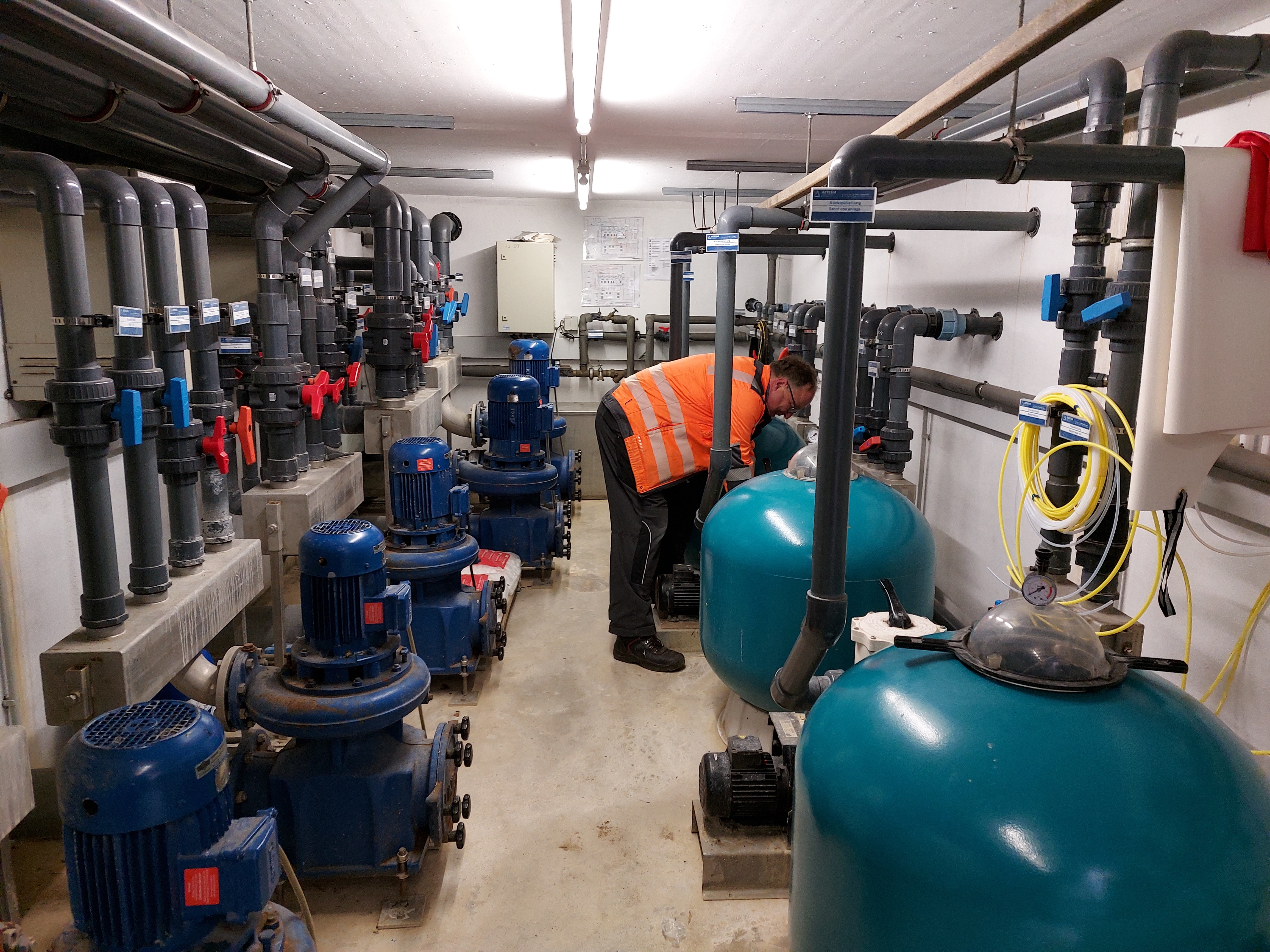 Wartungsarbeiten werden am Wasserlabyrinth durchgeführt.