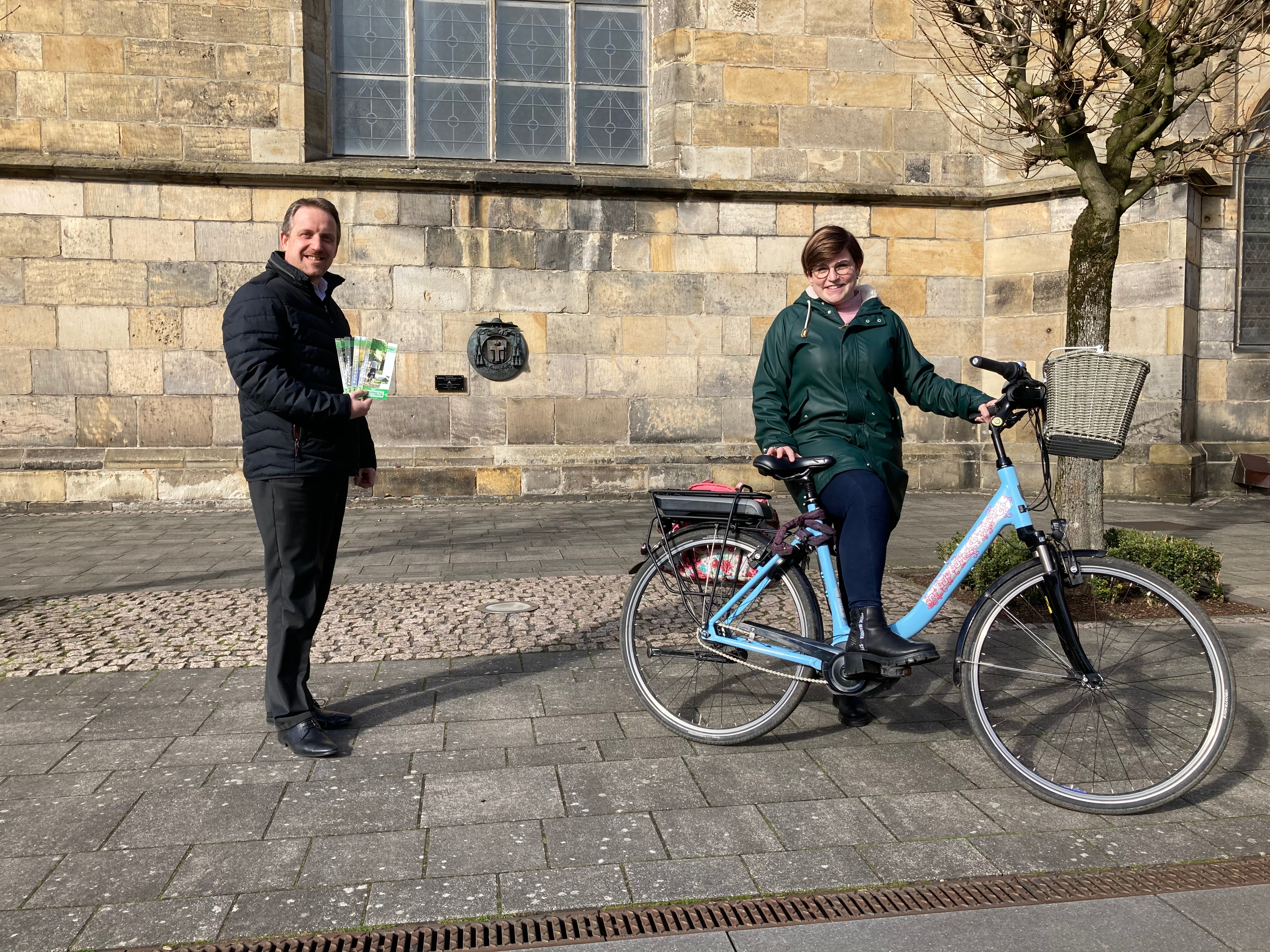 Christian Kröger und Maike Knichwitz präsentieren die Flyer.