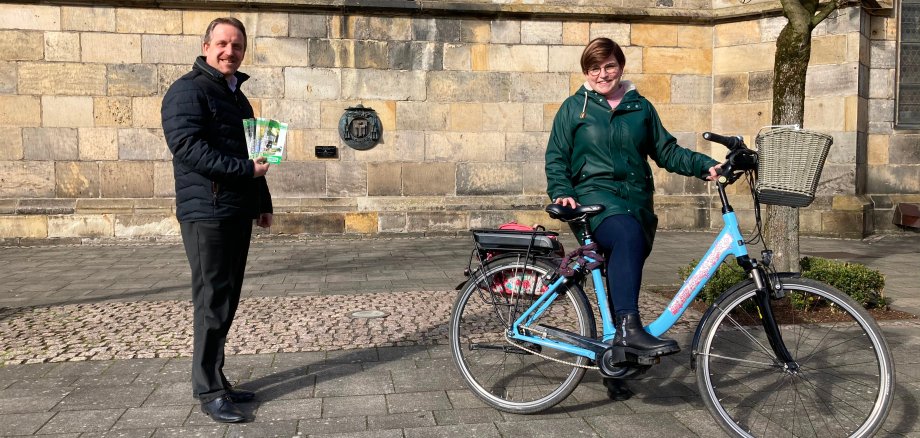 Christian Kröger und Maike Knichwitz präsentieren die Flyer.