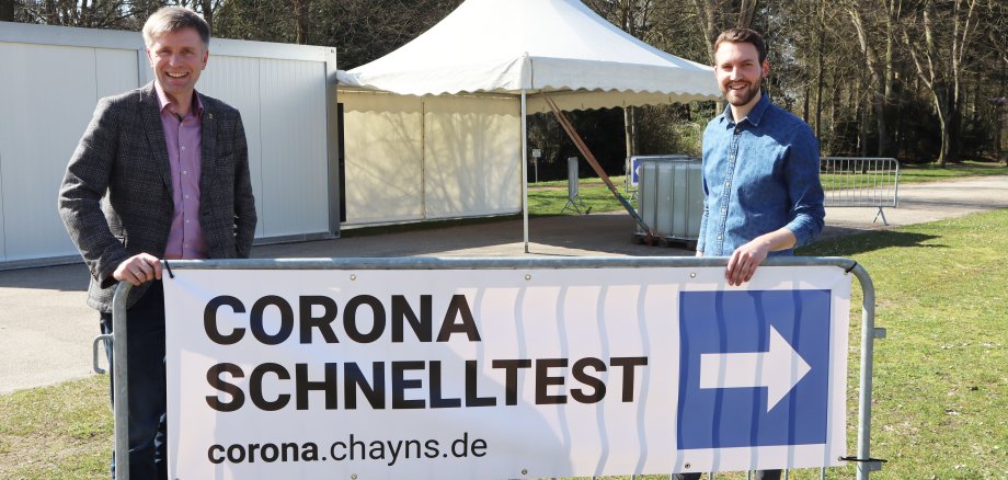 Bürgermeister Rainer Doetkotte und Mark Sander an der neuen Teststation.