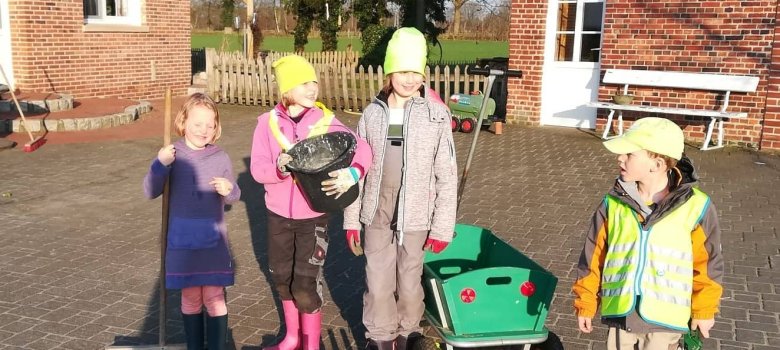 Vier Kinder haben fleißig Müll gesammelt.