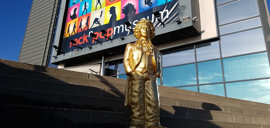 Eine Beethoven-Figur steht vor dem rock`n`popmuseum.