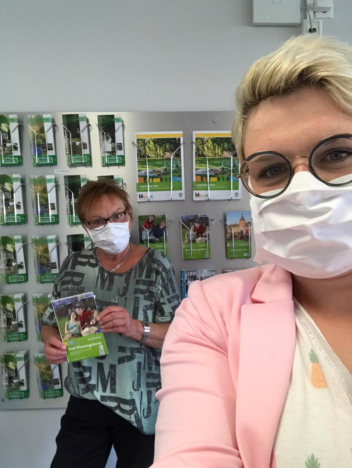 Zwei Mitarbeiterinnen des Stadtmarketings Gronau.