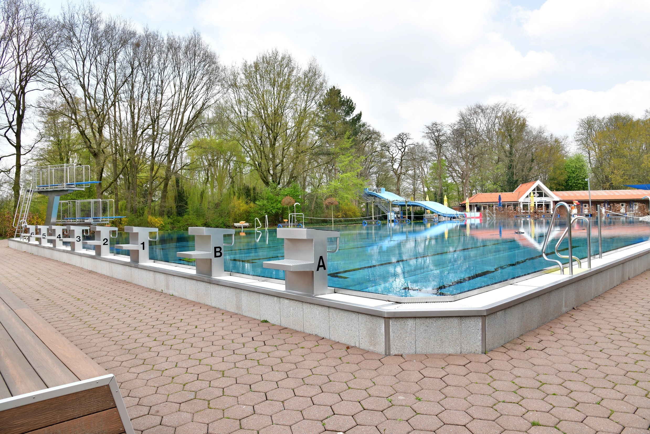 Ein Schwimmbecken in einem Freibad.