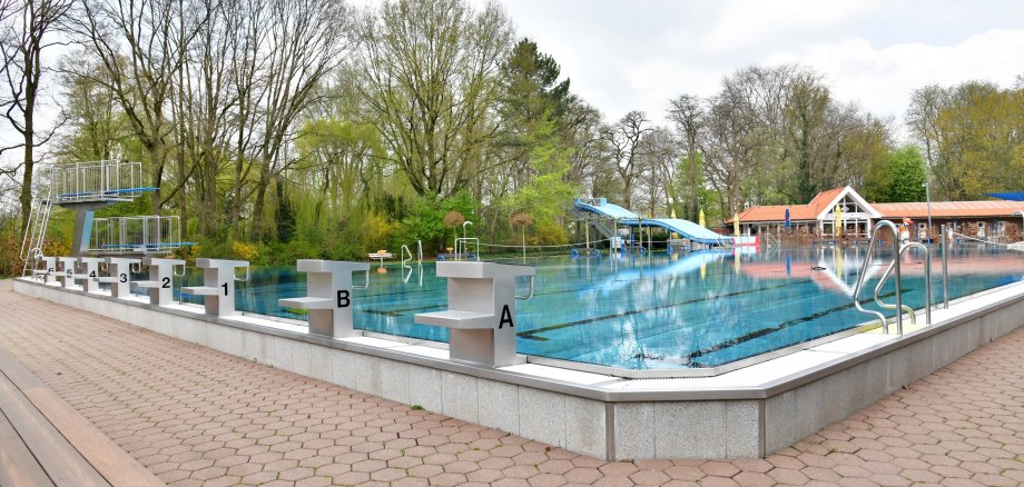 Ein Schwimmbecken in einem Freibad.