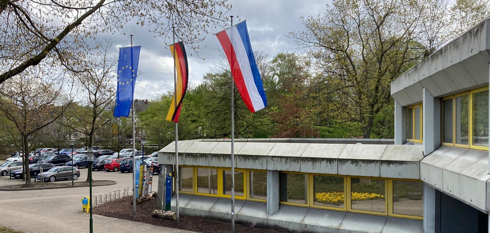 Die Beflaggung mit der Deutschen, der Niederländischen und der Europäischen Flagge.