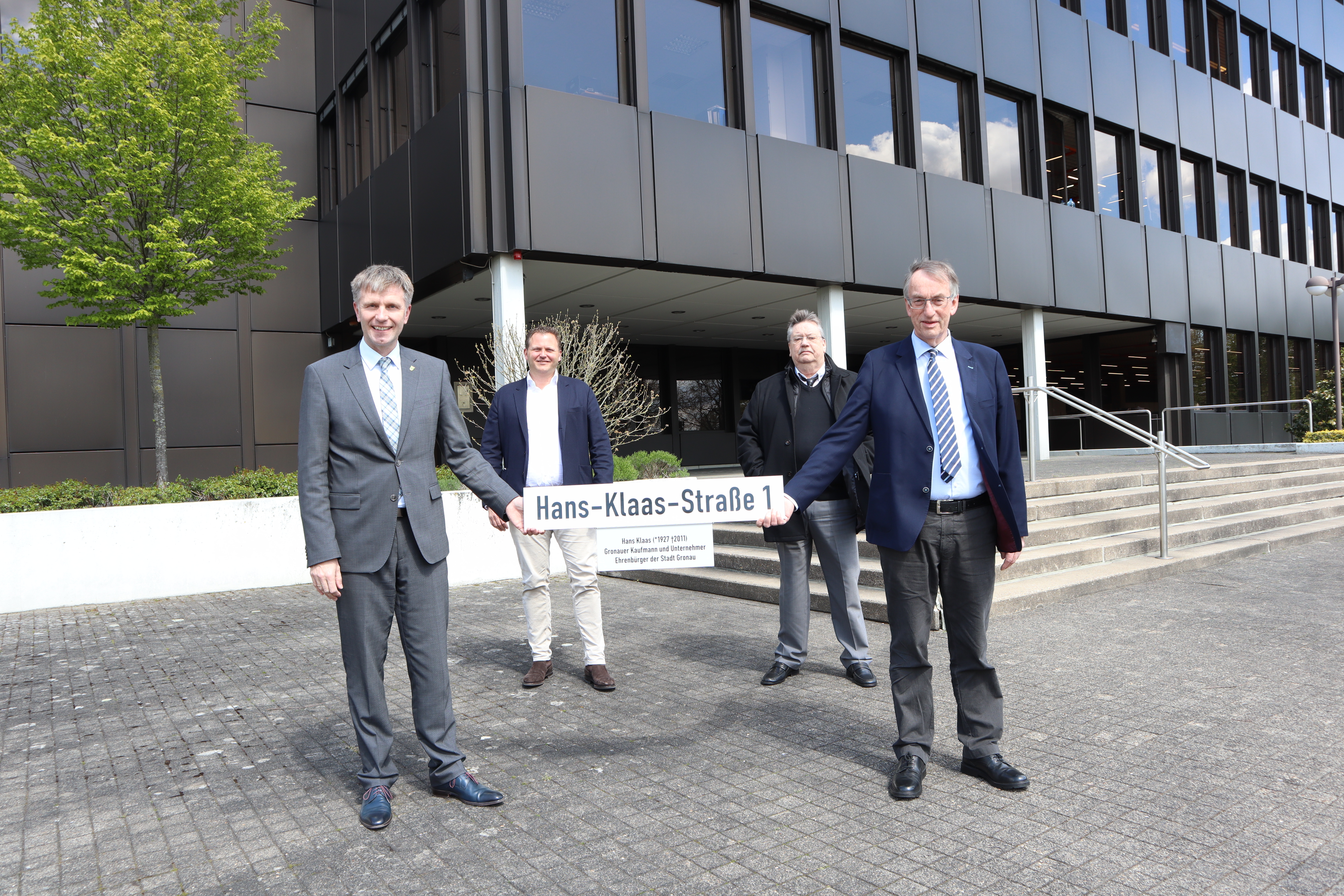 Bürgermeister bei der Übergabe des Straßenschildes an die Herren Klaas