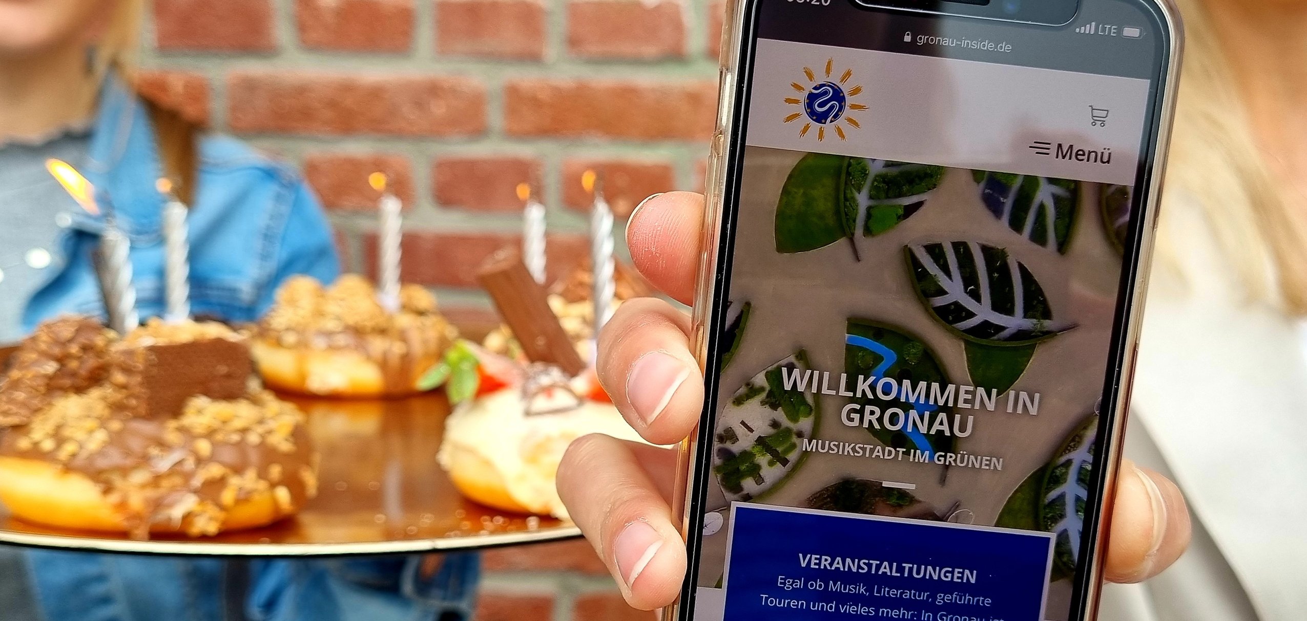 Die neue Website ist auf einem Handy zu sehen.