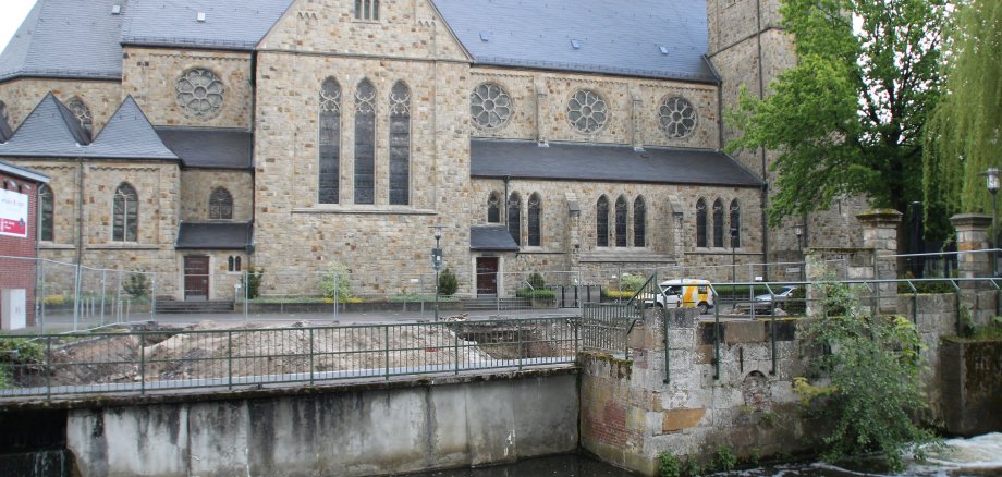 Im Vordergrund der Antonius-Kirche ist die Baustelle für den Kanalnetzausbau zu sehen