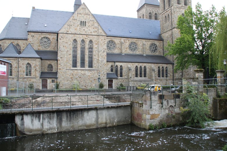 Im Vordergrund der Antonius-Kirche ist die Baustelle für den Kanalnetzausbau zu sehen