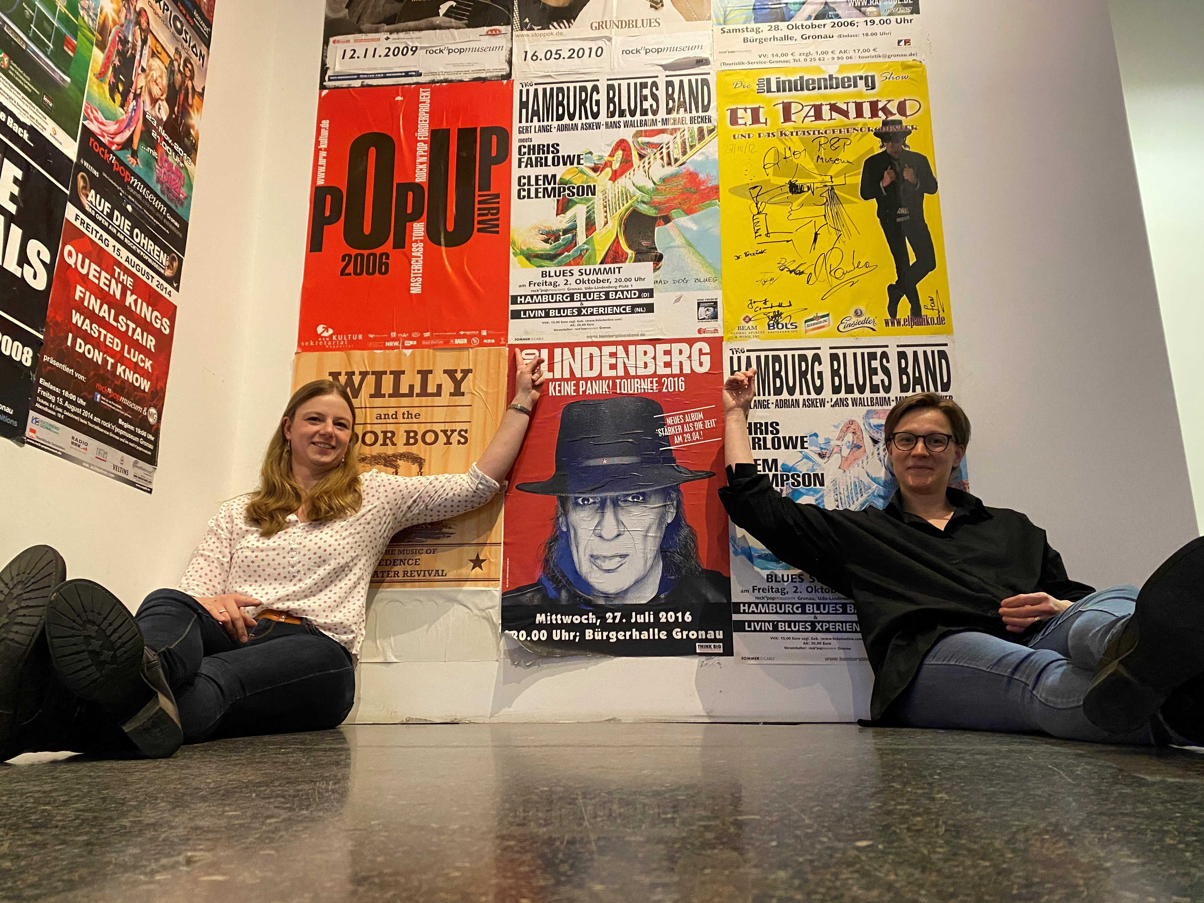 Zwei Frauen zeigen auf ein Udo Lindenberg Plakat.