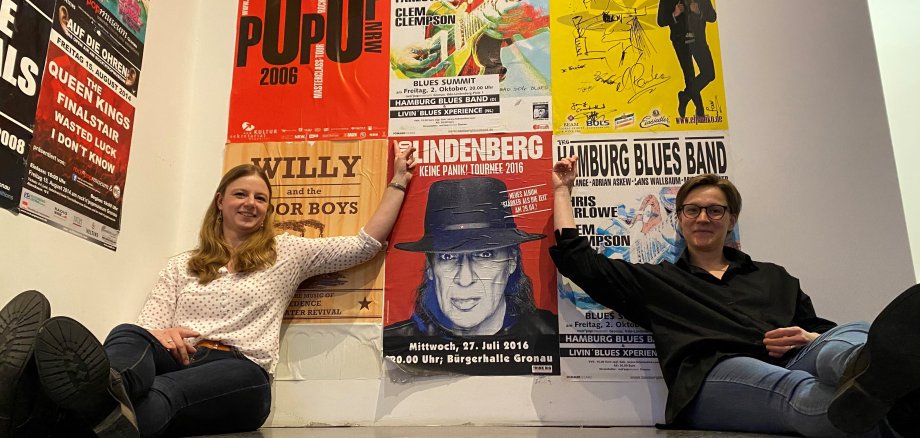 Zwei Frauen zeigen auf ein Udo Lindenberg Plakat.