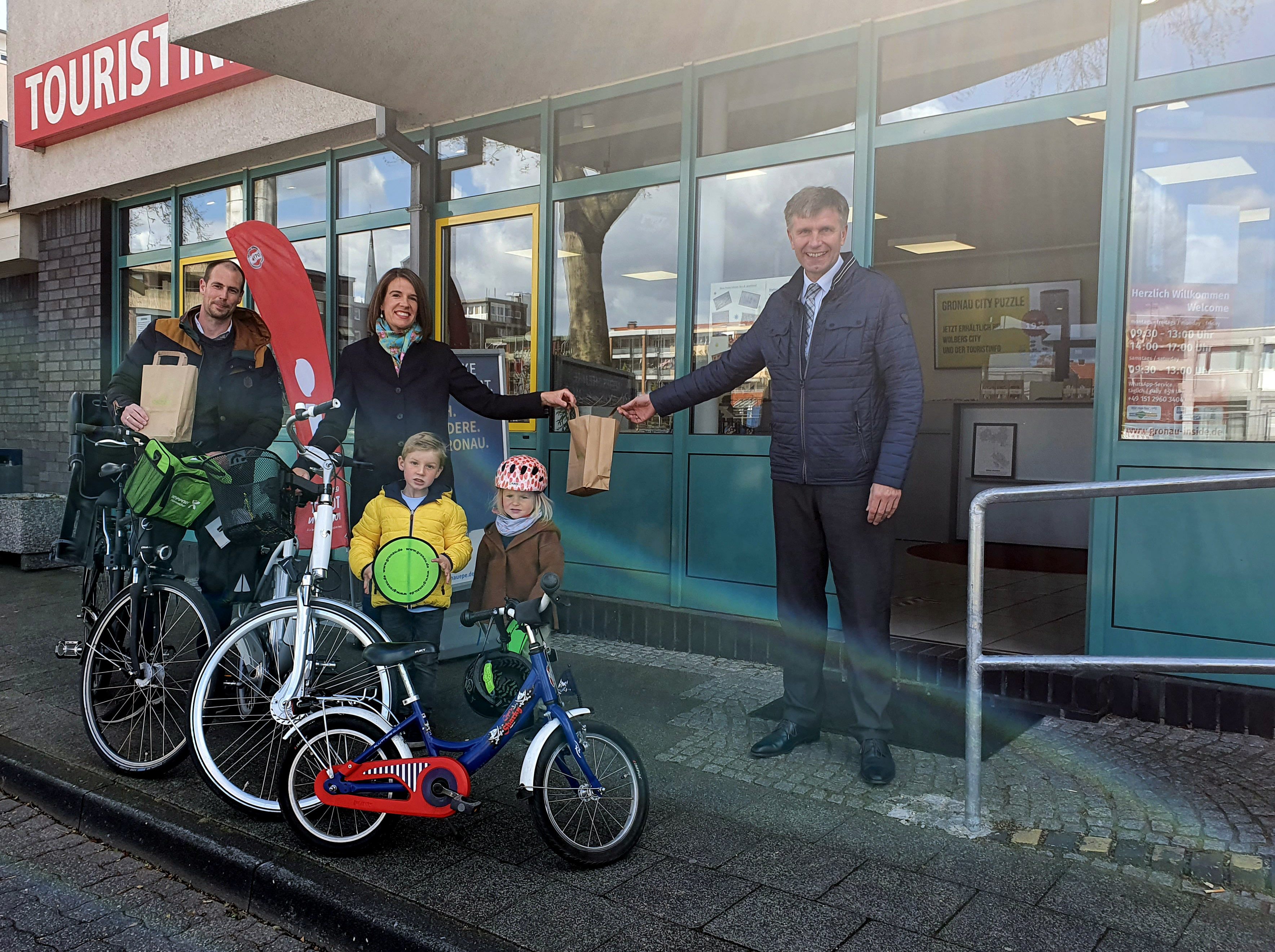 Von links: Tim, Sandra, Johan-Fiete und Kathalea Conrads sowie Bürgermeister Rainer Doetkotte.