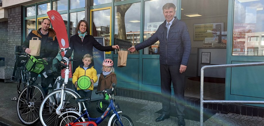 Von links: Tim, Sandra, Johan-Fiete und Kathalea Conrads sowie Bürgermeister Rainer Doetkotte.