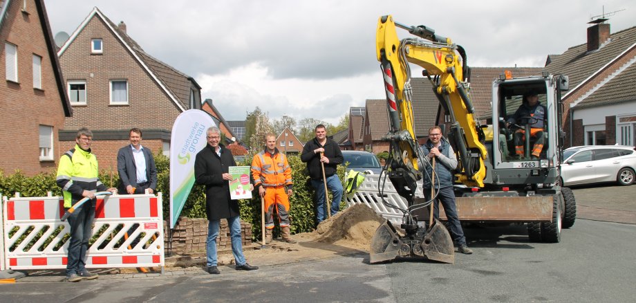 Gaben gemeinsam den Startschuss zum Glasfaser-Ausbau für Gronau und Epe (von links): Hugo Tillmann, Herbert Daldrup, Dr. Wilhelm Drepper und vier Mitarbeiter der Baufirma Strabag. 