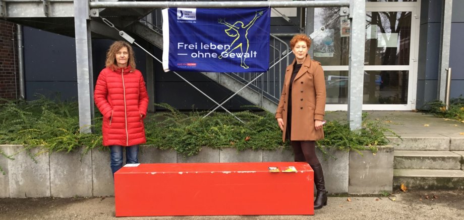 Edith Brefeld und Margret Keck-Brüning vor der Roten Bank.