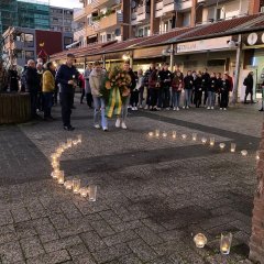 Zwei Schülerinnen legen den Kranz am Denkmal nieder.