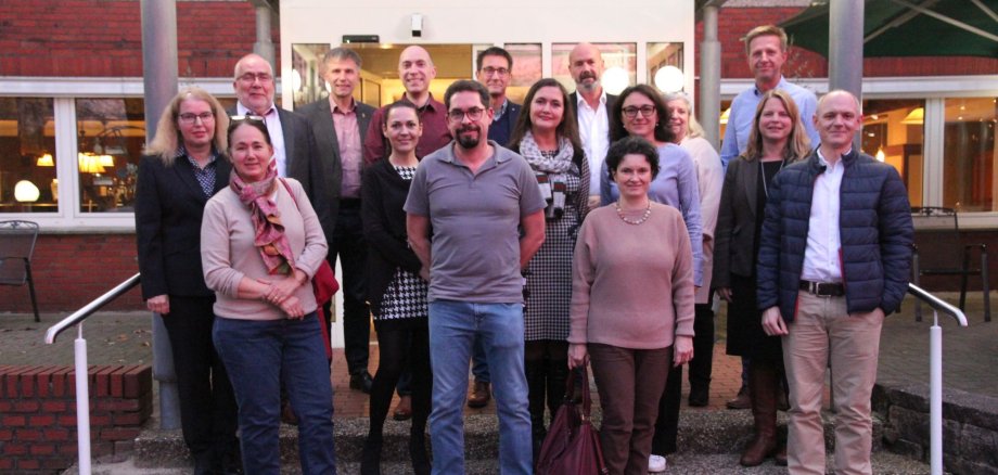 Die Teilnehmer der Gründungsversammlung, darunter Bürgermeister Rainer Doetkotte und Erste Beigeordnete Sandra Cichon.