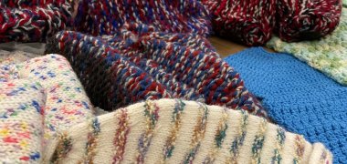 Die Strickwaren sind auf einem Tisch ausgebreitet.