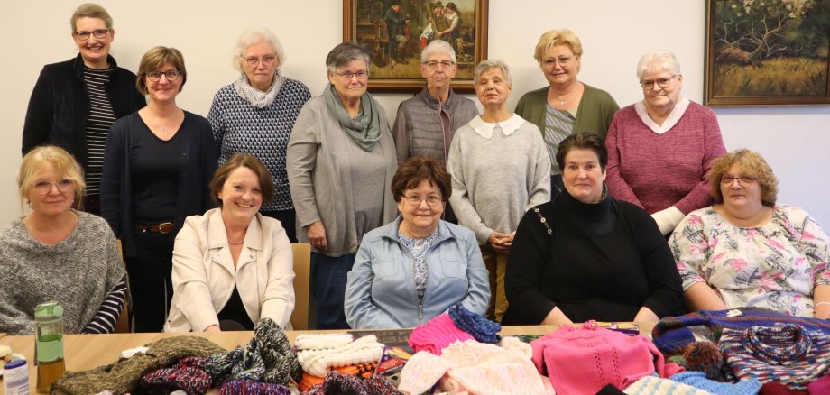 Die ehrenamtlichen Strickerinnen der St. Agatha Gemeinde mit Doris Ströing, Fachdienstleiterin des Fachdienstes Kinder, Jugend und Familie.