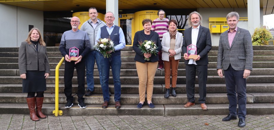 Von links: Sandra Cichon (Erste Beigeordnete), Günter Setzpfand, Thomas Kocks und Martin Bültmann vom Kameradschaftsverein der Freiwilligen Feuerwehr, Margret Hundorf, Brunhilde Nolze und Josef Lenz vom Bürgerverein Dinkelaue sowie Bürgermeister Rainer Doetkotte. 