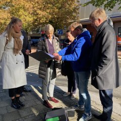 Herr Homölle der Stadt Gronau beschreibt Regierungspräsidentin Feller die Bauabschnitte in der Innenstadt anhand einer Skizze.