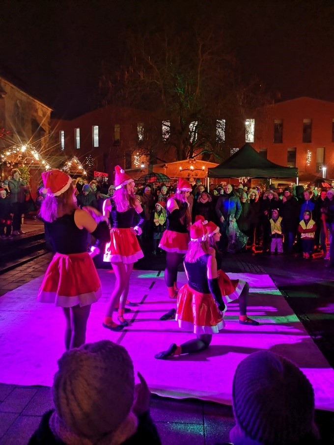 Tanzgruppe auf dem Weihnachtsmarkt Epe im Jahr 2019