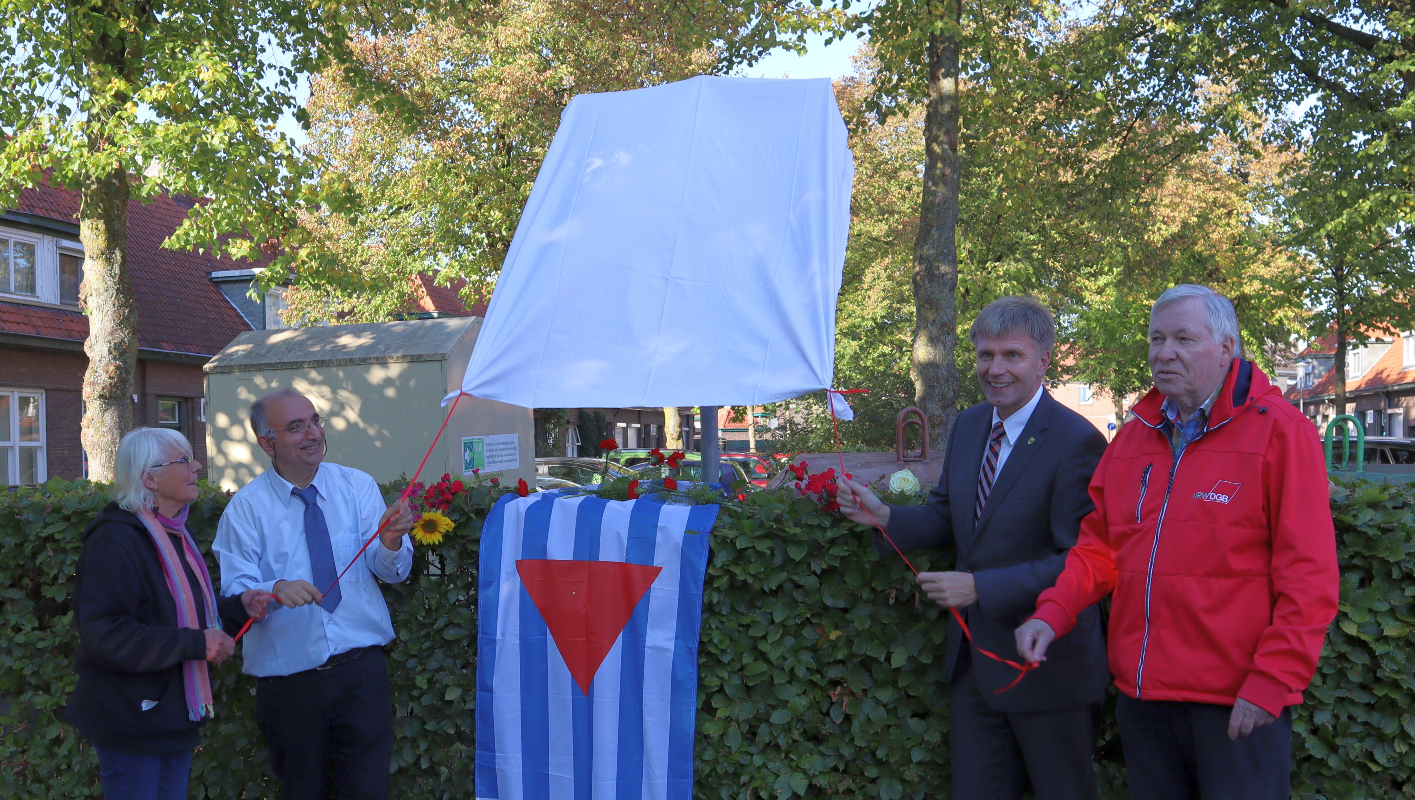 Enthüllung der Gedenktafel für Grete Kusber
