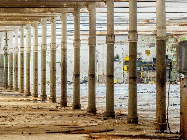 Das Bild zeigt Säulen in Fabrikhalle