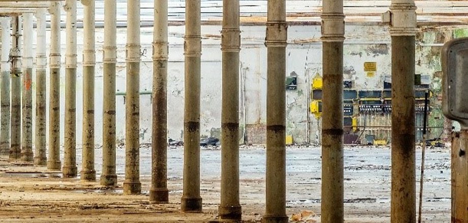 Das Bild zeigt Säulen in Fabrikhalle