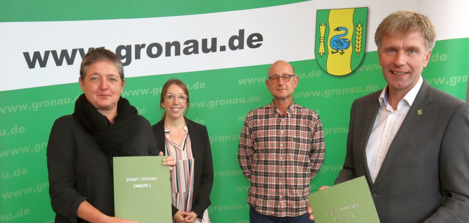 von links nach rechts: Barbara Eickelkamp, Jessica Hupe, Joachim Krafzik und Bürgermeister Rainer Doetkotte