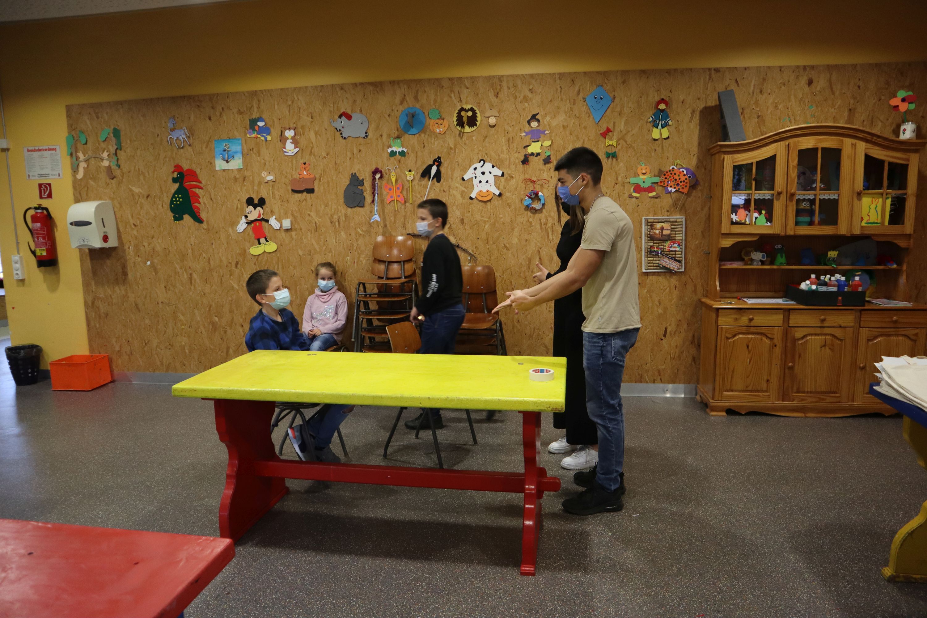 Ein Zaubertrick wird vorgeführt.