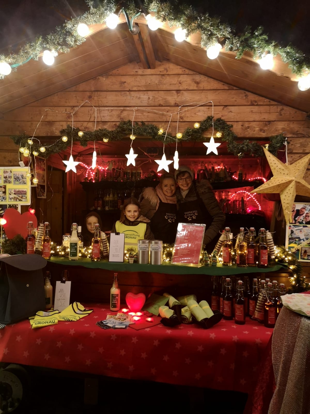 Weihnachtsmarkthütte mit Betreibern und Verkaufsgegenstände