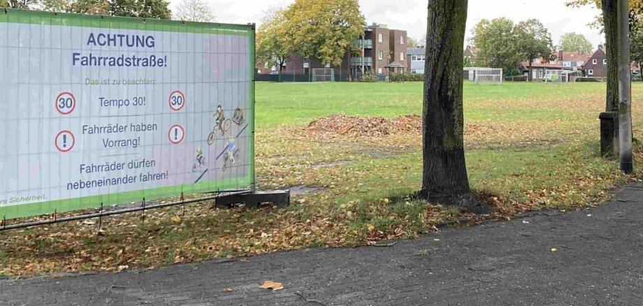 Laubstiege in Gronau mit Banner zu dien Regeln auf Fahrradstraßen