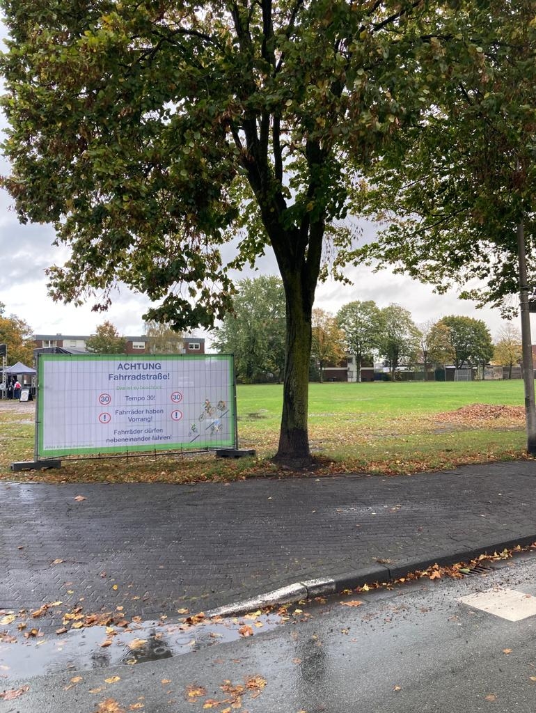Ein Banner mit der Aufschrift "Achtung Fahrradstraße". 