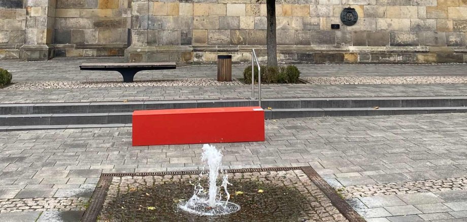 Die "Rote Bank" steht jetzt auf dem Kirchplatz in Epe.