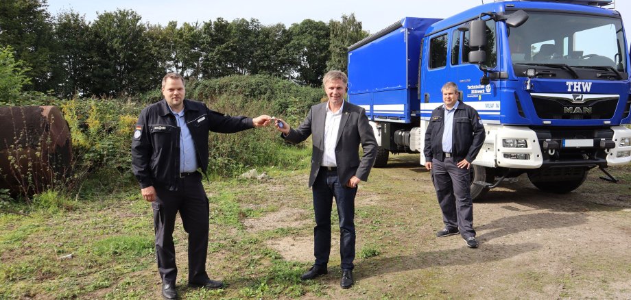 Dennis Franke (THW Gronau), Bürgermeister Rainer Doetkotte und Florian Ewering (THW).