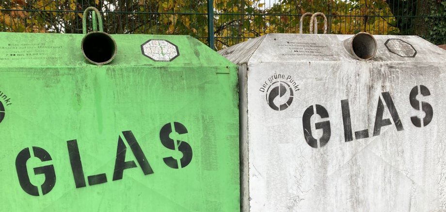 Ein grüner und ein weißer Glascontainer.