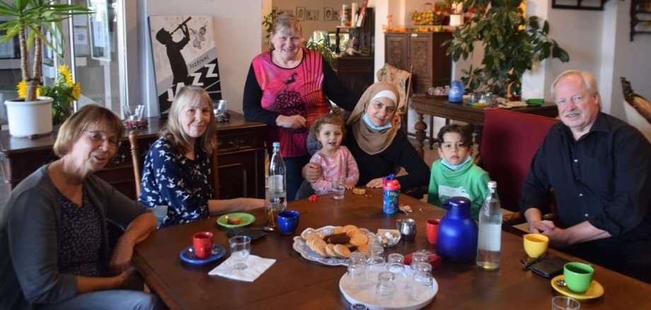 Mehrere Personen im Ankommenstreffpunkt im Café Grenzenlos.