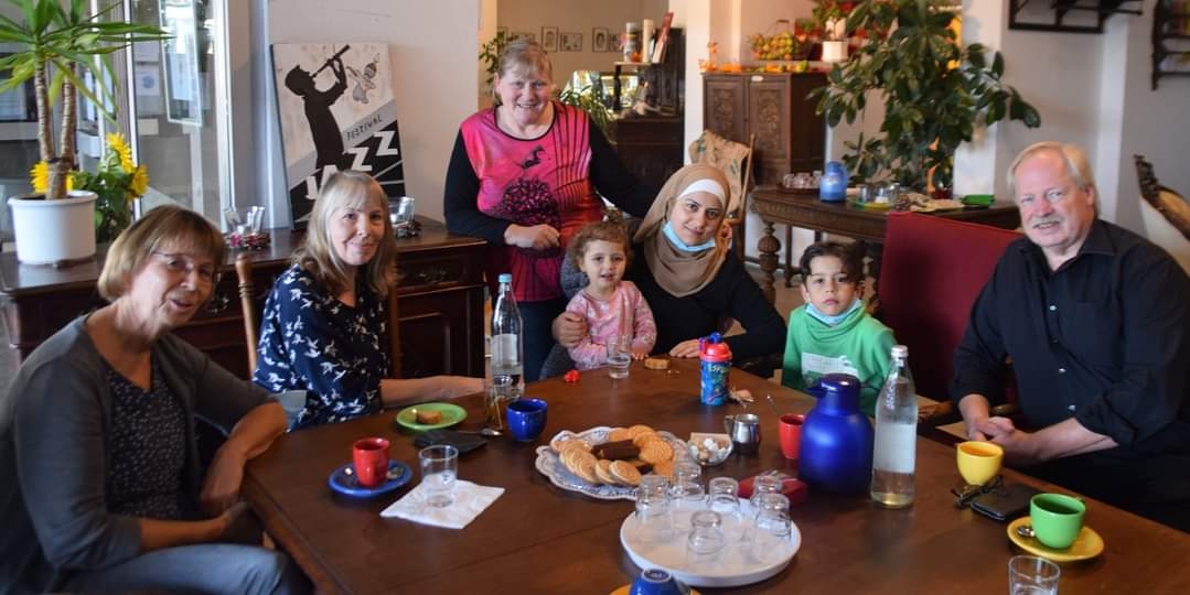 Mehrere Personen im Ankommenstreffpunkt im Café Grenzenlos.