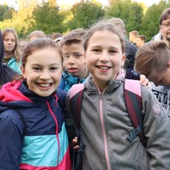 Zwei Schüler*innen die am Klimapilgern teilgenommen haben.