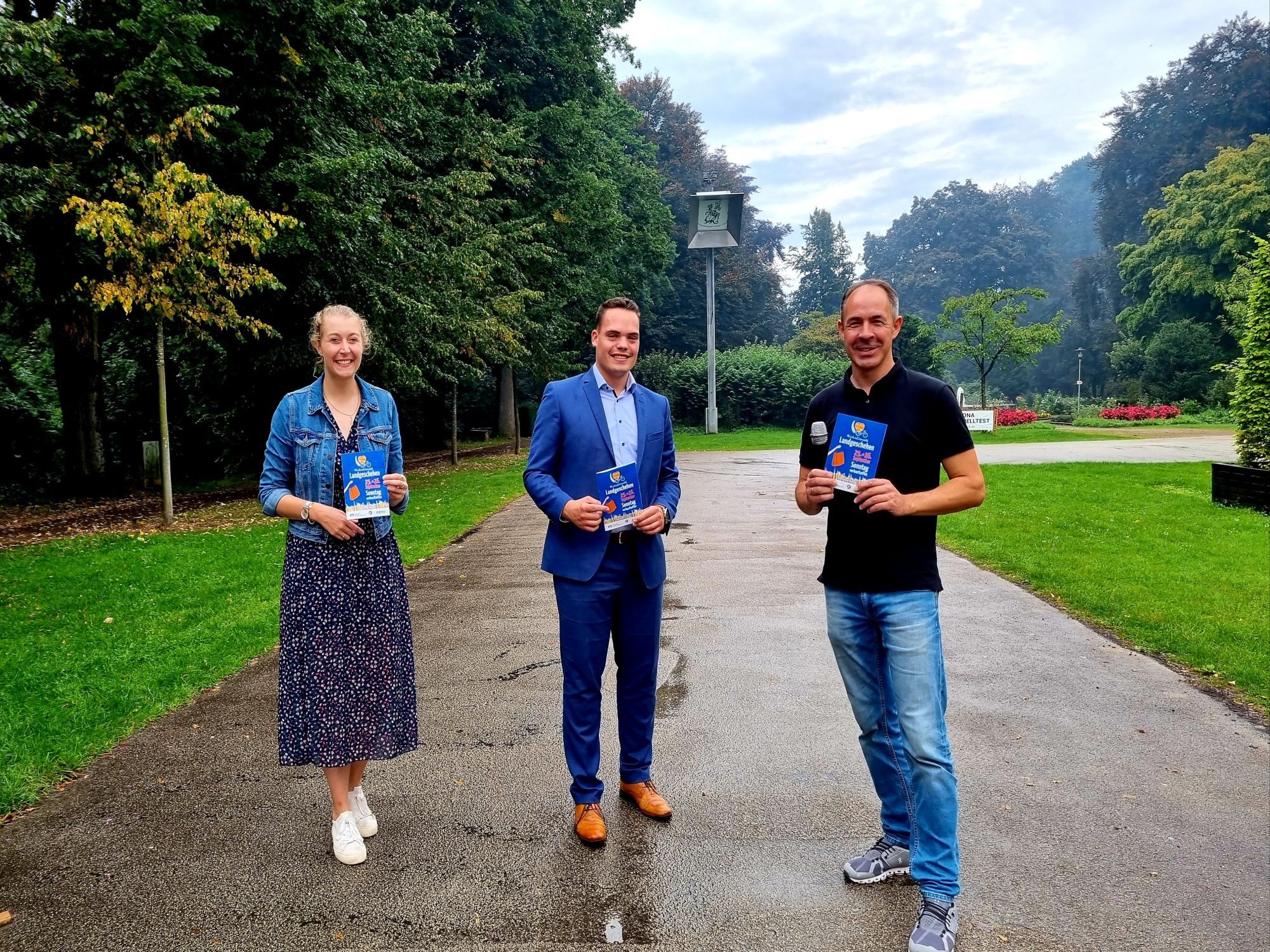 Von links: Katharina Detert (Stadtmarketing), Leon Berges (Volksbank Gronau-Ahaus) und Oliver Thom (Quizmaster und Moderator).
