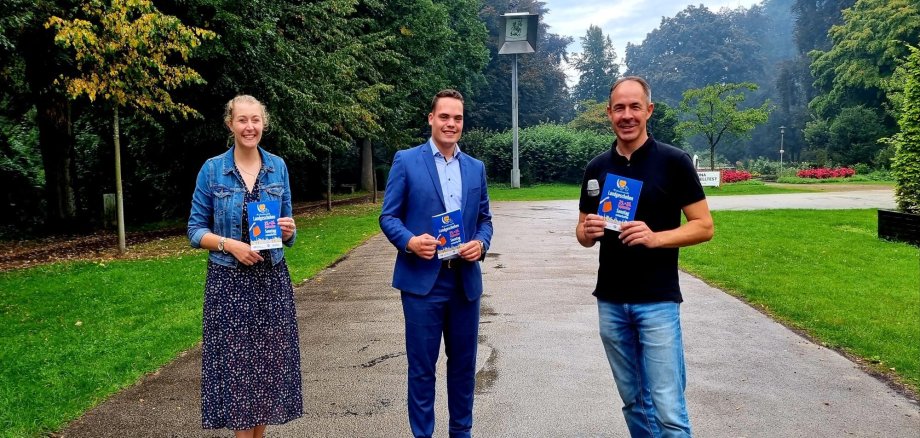 Von links: Katharina Detert (Stadtmarketing), Leon Berges (Volksbank Gronau-Ahaus) und Oliver Thom (Quizmaster und Moderator).