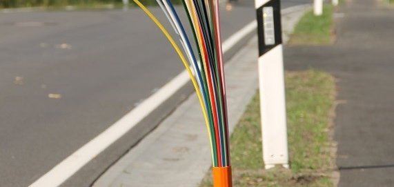 Glasfaser-Kabel an einer Straße
