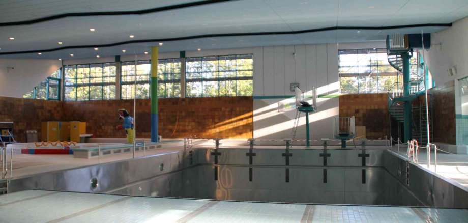 Das Bild zeigt das Hallenbad während Renovierung