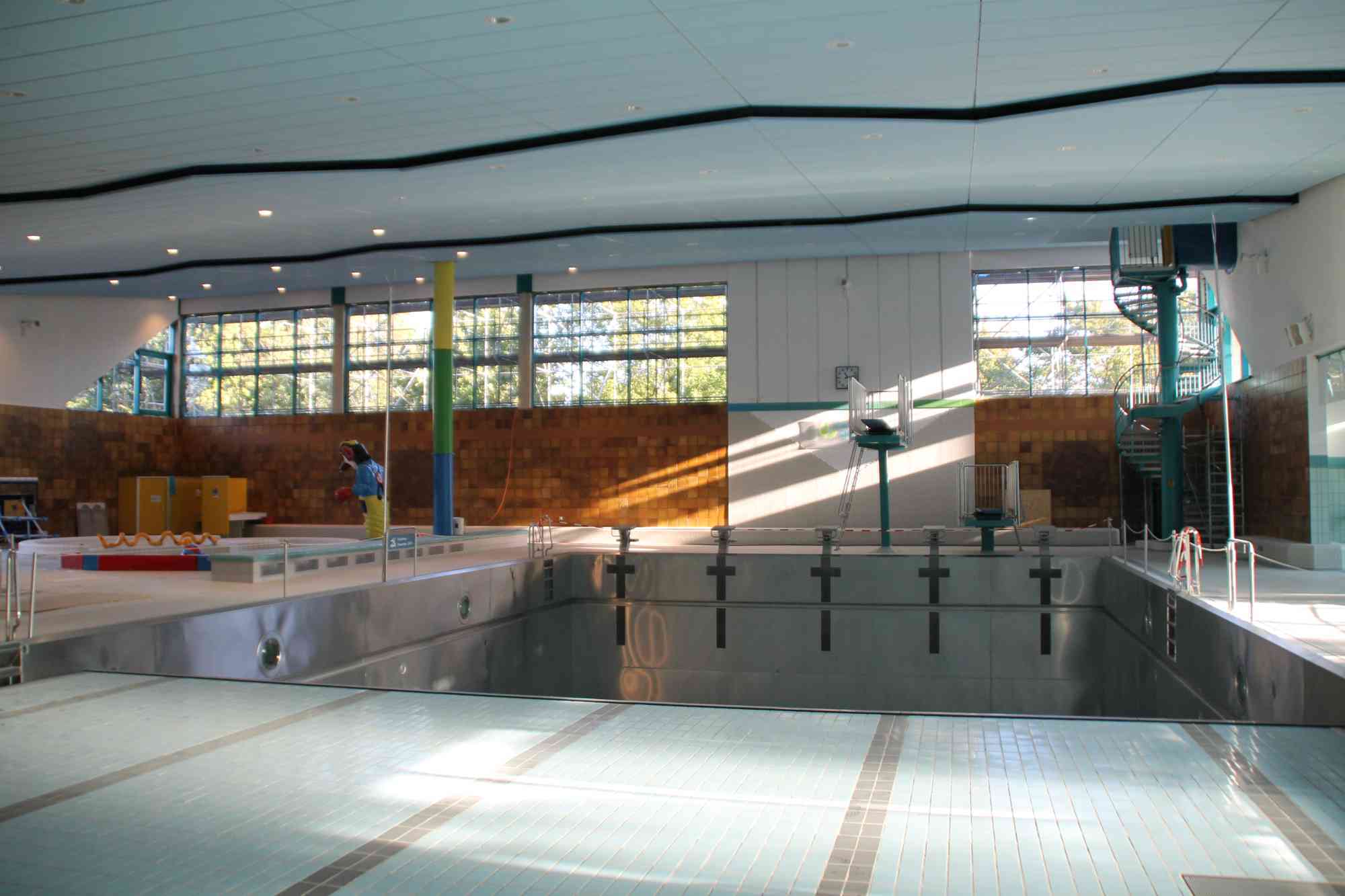 Das Bild zeigt das Hallenbad während Renovierung